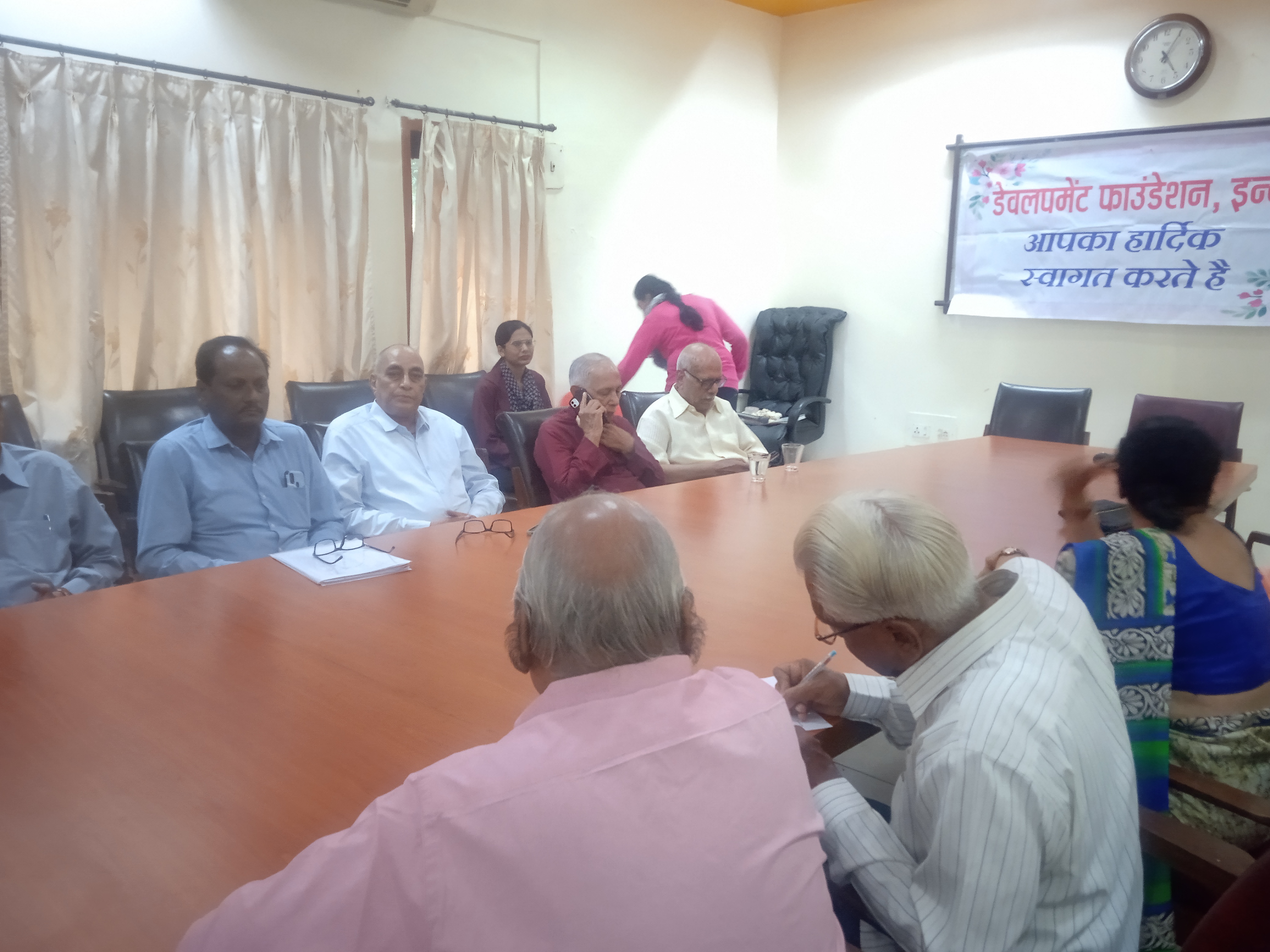 डेवलपमेंट फाउंडेशन की मीटिंग में शामिल प्रबुद्धजन।