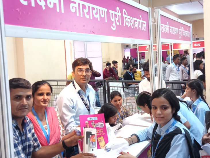 जयपुर के बिरला सभागार में मोबाइल बांटने के लिए अलग-अलग क्षेत्रों के काउंटर बनाए गए।