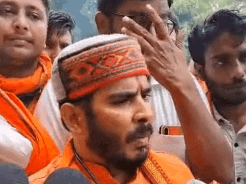 यह फुटेज तस्वीर राष्ट्रीय हिंदू परिषद के अध्यक्ष गोविंद पाराशर की है।