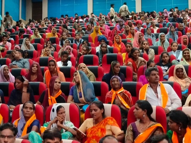 चित्तौड़गढ़ के इंदिरा गांधी प्रियदर्शनी ऑडिटोरियम में जुटीं लाभार्थी महिलाएं। यहां भी आज से स्मार्टफोन दिए जाएंगे।