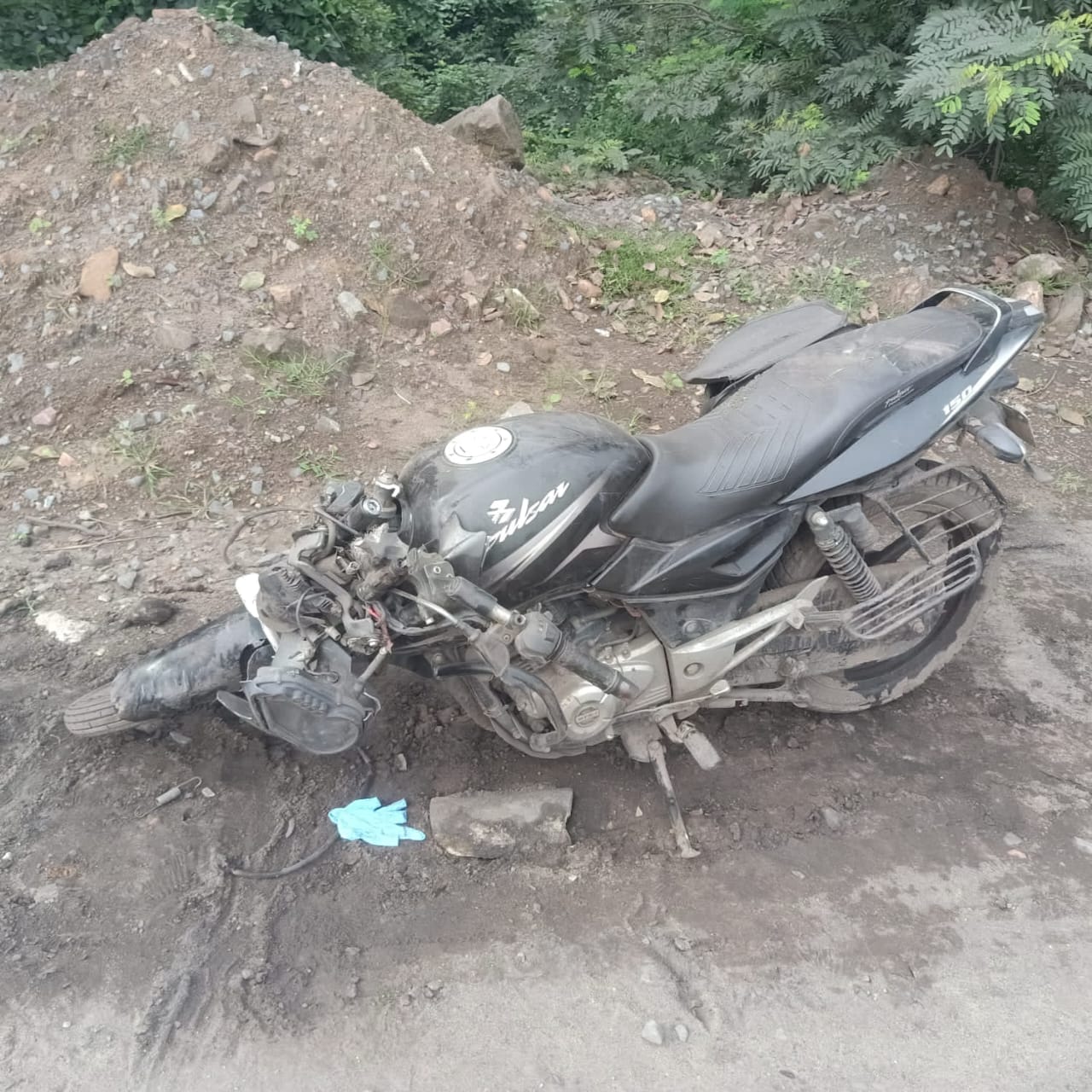 ट्रक की टक्कर से बाइक बुरी तरह क्षतिग्रस्त हो गई, साथ ही दोनों बाइक सवारों की भी मौत हो गई।