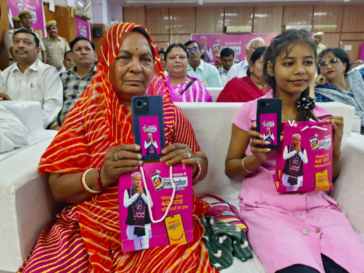 जोधपुर में डीआरडीए हॉल से मौजूद लाभार्थियों ने वर्चुअली सीएम से बात की। इस दौरान उन्हें स्मार्टफोन भी दिए गए।