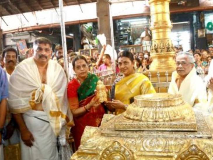 दुर्गा अपनी बहन और अन्य रिश्तेदारों के साथ मंदिर के पहुंची थीं। उन्होंने चंदन घिसने के लिए दो लाख की मशीन भी मंदिर को दान में दी। - Dainik Bhaskar