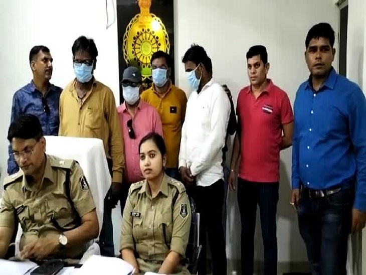 पुलिस ने ऐसे ही धोखाधड़ी के केस में कांस्टेबल, पूर्व पार्षद और नगर निगमकर्मी को किया था गिरफ्तार (फाइल फोटो)।