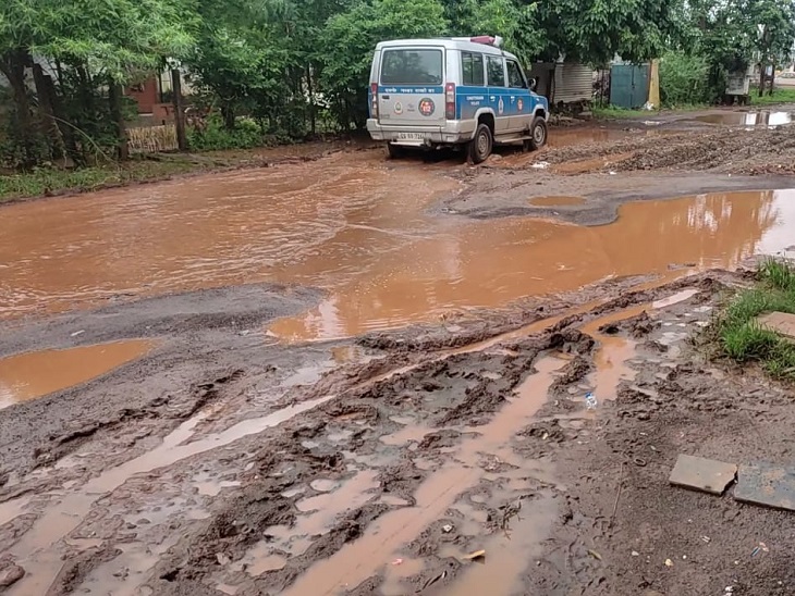 सड़क में बड़े-बड़े गड्ढों में हो जाता है जल भराव