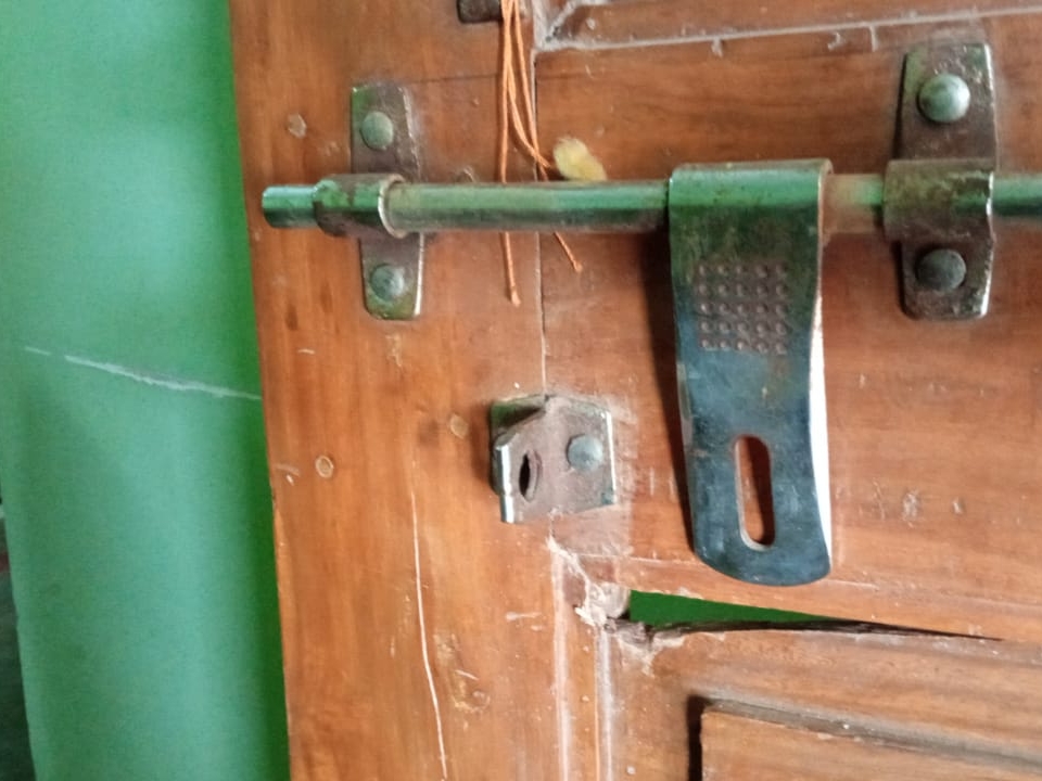 पुलिस जांच में डॉग स्क्वॉड और साइबर सेल की भी मदद ले रही है।