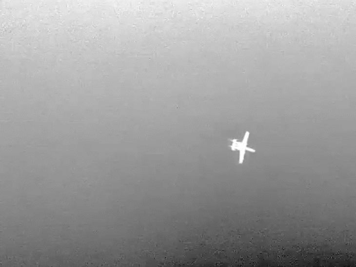 तस्वीर गल्फ में जहाजों को एयर कवर दे रहे अमेरिका के A-10 अटैक एयरक्राफ्ट की है।