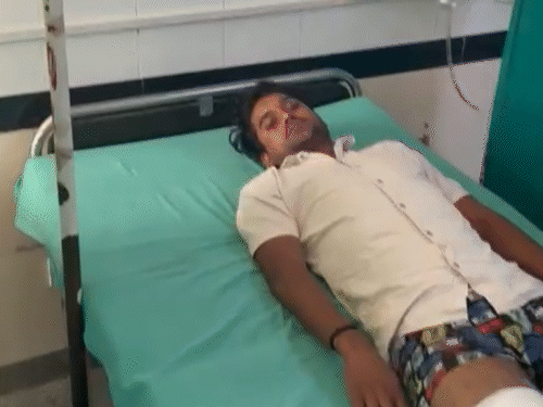 नूंह के नल्हड़ मेडिकल कॉलेज में भर्ती हिंसा का आरोपी, पुलिस मुठभेड़ में इसके पैर पर गोली लगी है।