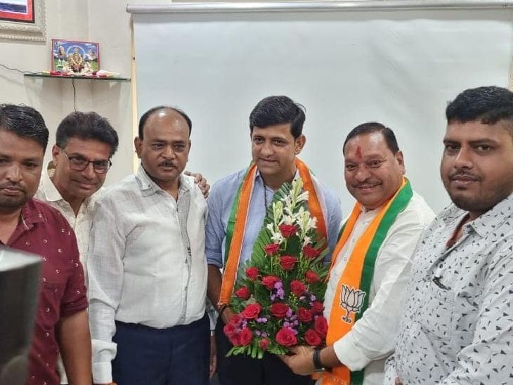 पुष्यमित्र भार्गव के महापौर बनने पर उनका स्वागत करते समंदर पटेल। वे तब बीजेपी में थे। - फाइल फोटो