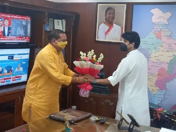 2018 में समंदर पटेल कांग्रेस से बगावत कर जावद से निर्दलीय चुनाव लड़े थे। इसके बाद जब सिंधिया 2020 में भाजपा में गए तो वे भी उनके साथ बीजेपी में शामिल हो गए। अब फिर से इन्होंने कांग्रेस ज्वाइन करने का ऐलान कर दिया है। वे जावद सीट से चुनाव लड़ सकते हैं। - फाइल फोटो