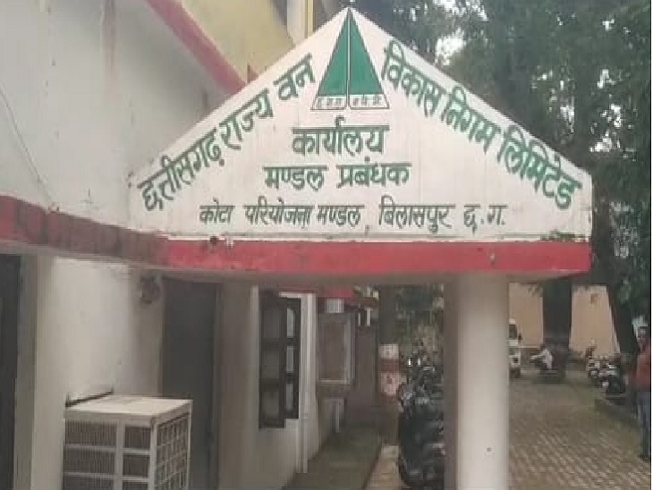 बिलासपुर के मंगला स्थित मंडल प्रबंधक कार्यालय में पदस्थ है असिस्टेंट अकाउंटेंट।