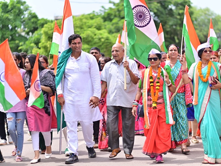 विधायक देवेंद्र यादव सुबह से निकले तिरंगा यात्रा लेकर