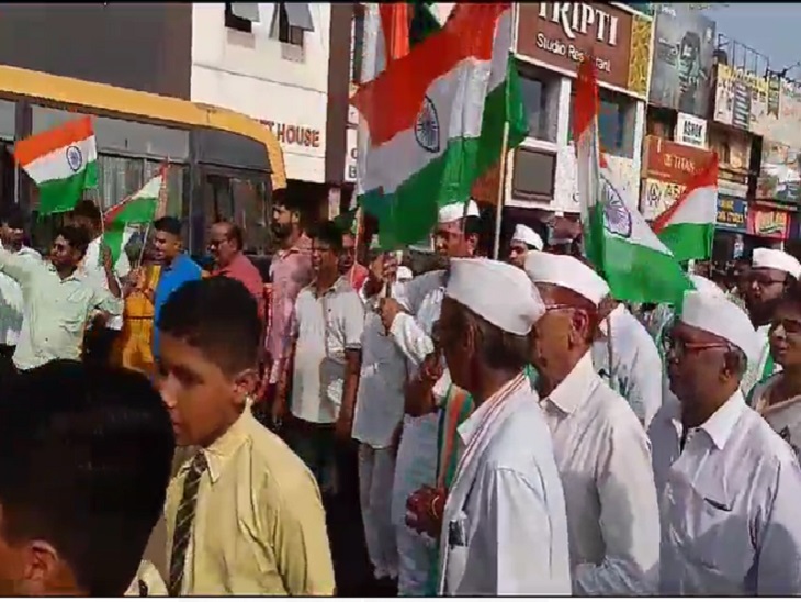 तिरंगा यात्रा में बड़े, बच्चे और बूढ़े सभी हुए शामिल