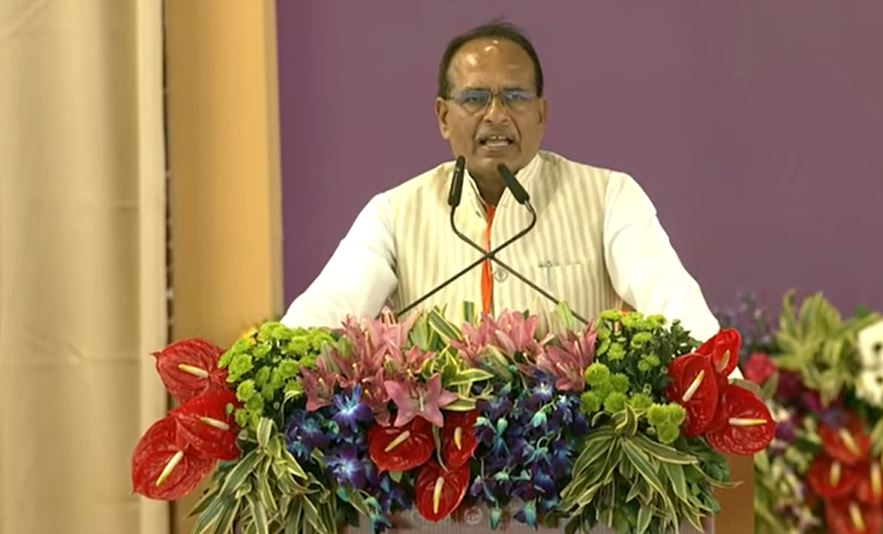सीएम शिवराज सिंह ने कहा कि पीएम मोदी के आशीर्वाद और उनके मार्गदर्शन में मध्यप्रदेश लगातार आगे बढ़ रहा है।