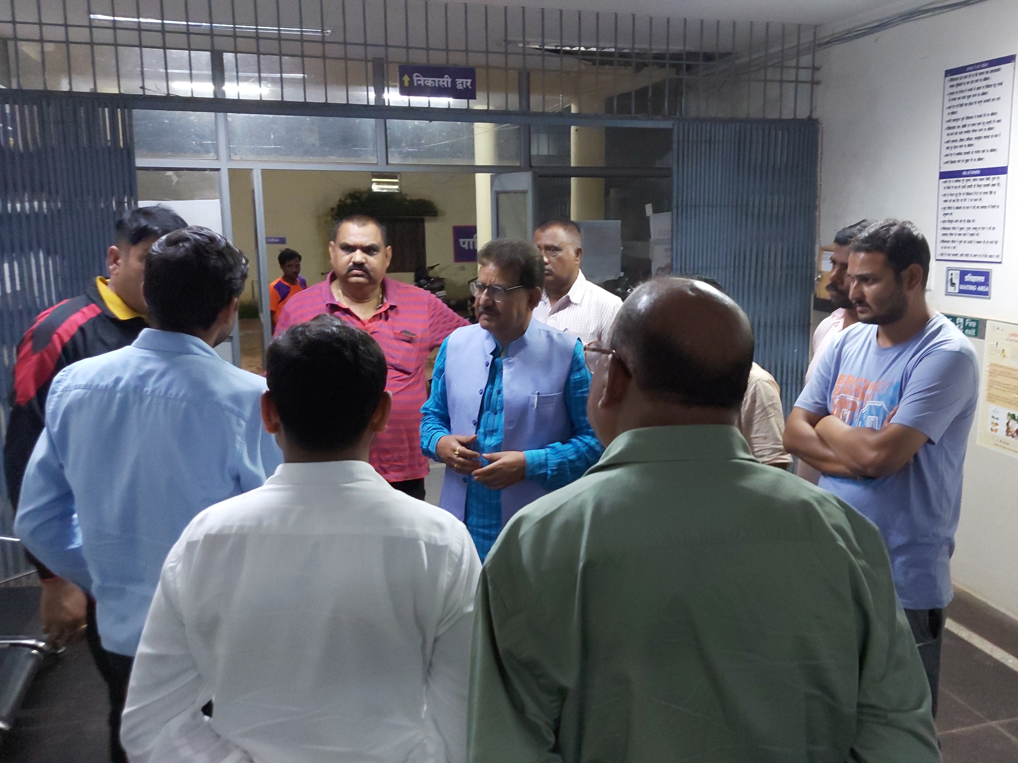 नवजात का शव मिलने की सूचना पर मौके पर पुलिस-प्रशासन के अधिकारी भी अस्पताल पहुंचे।