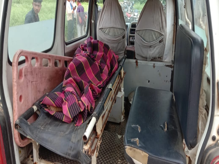 नगरी के वार्ड नंबर 15 में मां-बेटे का शव मिला है।