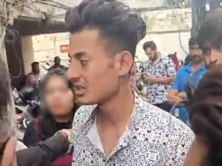 आरोपी जीशान को युवती के परिजन ने पकड़कर पुलिस के सुपुर्द किया।