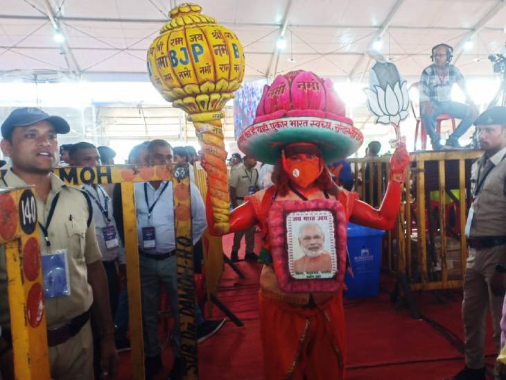 सभास्थल ढाना में बेगूसराय के श्रवण साह गदा लेकर पहुंचे। उनका दावा है कि वे अब तक प्रधानमंत्री मोदी की 118 सभाओं में शामिल हो चुके हैं।