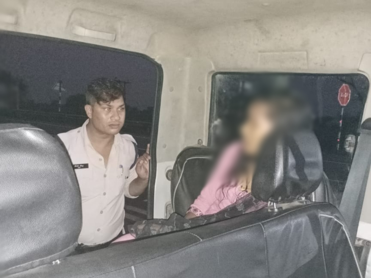 परिजन का आरोप है कि स्कूल में उस पर लड़कों ने गलत कमेंट किए और उसके बारे में अफवाह उड़ाई गई।