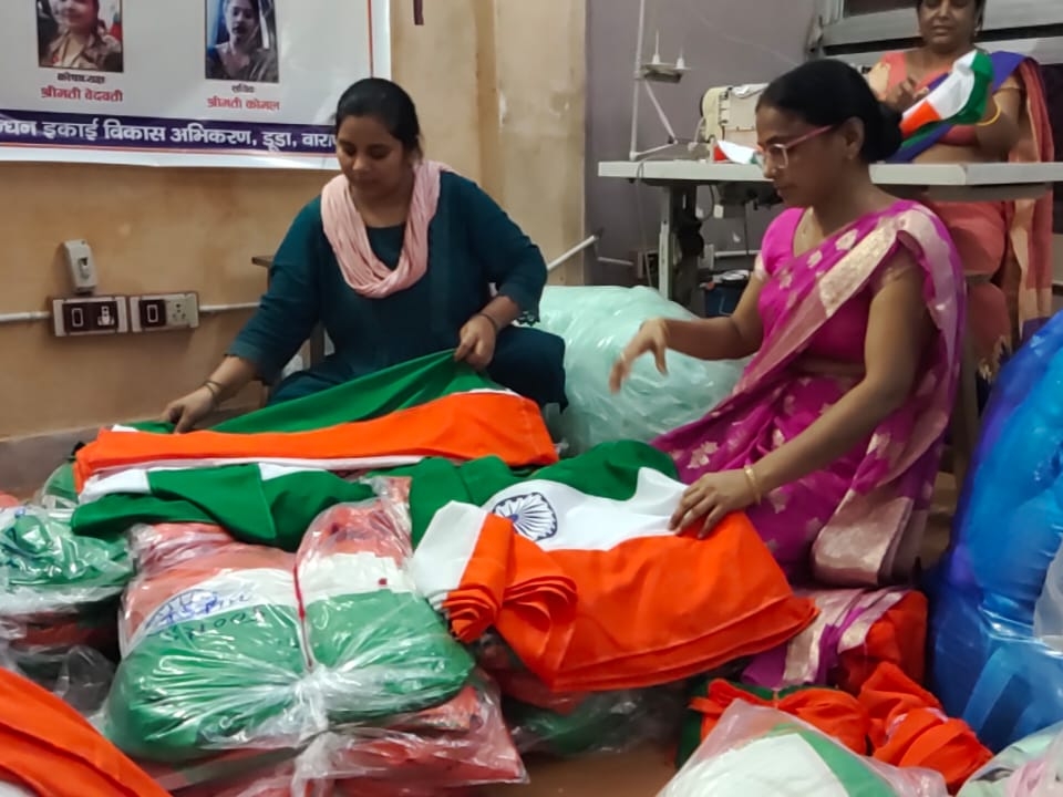 Women got employment through Har Ghar Tiranga Abhiyan | हर घर तिरंगा अभियान से महिलाओं को मिला रोजगार: वाराणसी में एक लाख दस हजार तिरंगा बनाने का मिला ऑर्डर, समूह कर ...