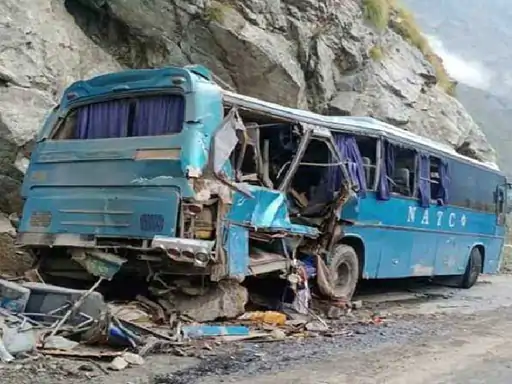 दो साल पहले चीनी इंजीनियरों की इस बस पर आतंकी हमला हुआ था। इसमें 9 चीनी इंजीनियर मारे गए थे। पाकिस्तान ने मामले को दबाना चाहा। इसे हादसा बताया, लेकिन चीन की जांच एजेंसी स्पॉट पर पहुंची और पाकिस्तान का झूठ पकड़ा गया।