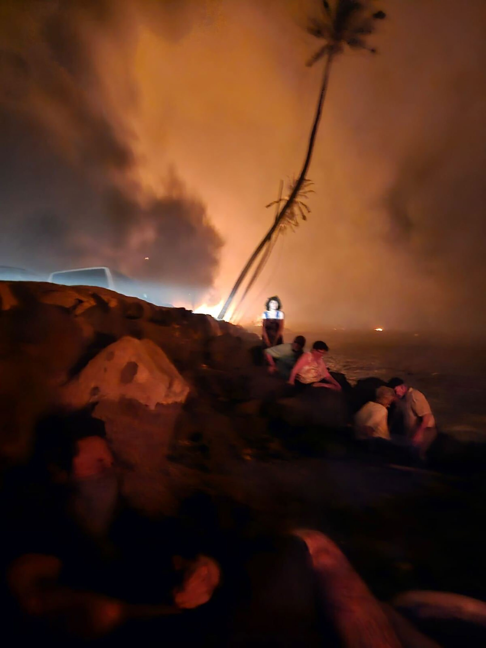 इस तस्वीर में आग हवाई में लगी आग नजर आ रही है।