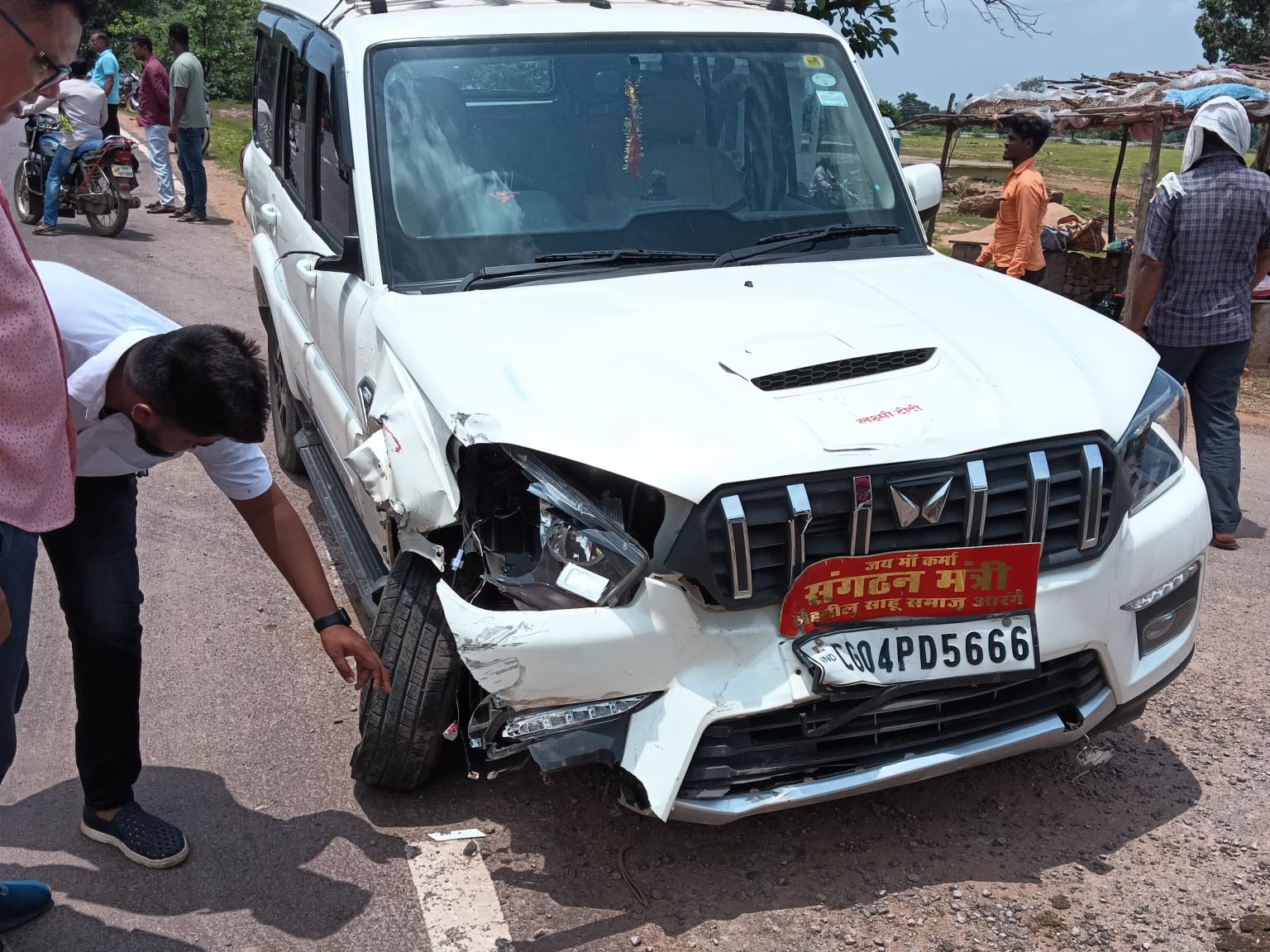 स्कॉर्पियो भी सामने से क्षतिग्रस्त हो गई है।