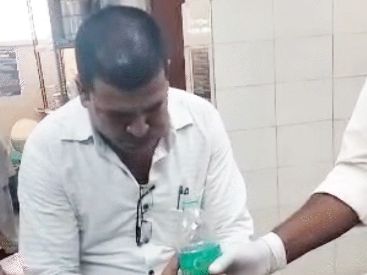 ये तस्वीर 24 जुलाई 2023 की है। कटनी में लोकायुक्त पुलिस ने पटवारी को रिश्वत लेते हुए पकड़ लिया था। सबूत मिटाने के लिए वह नोट मुंह में डालकर चबा गया था।