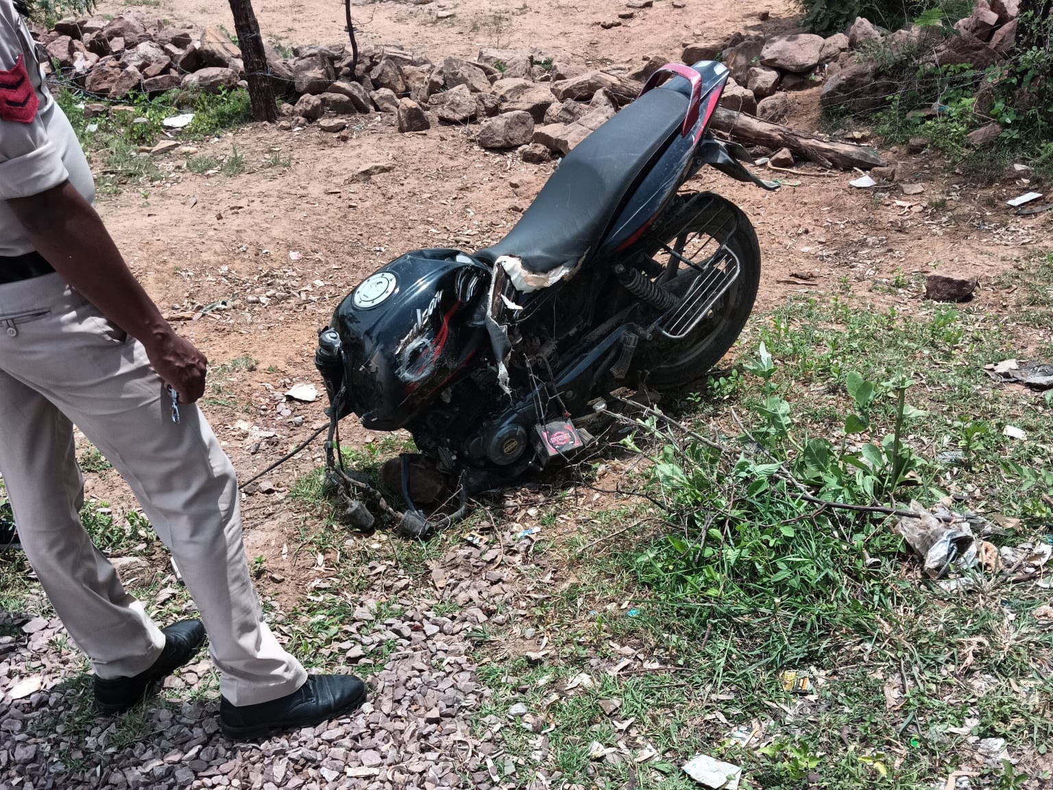 टक्कर के बाद बाइक 2 टुकड़ों में बंटा।