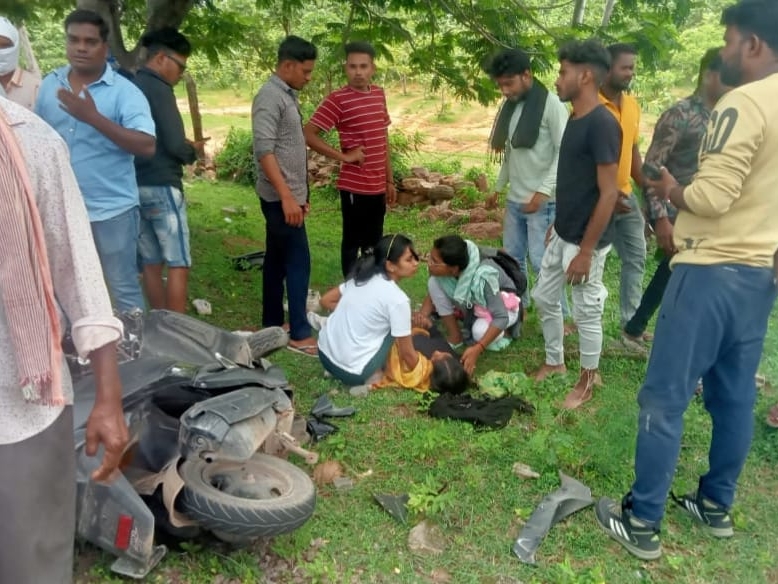 पांडुका थाना प्रभारी जय सिंह ने बताया कि हादसे में 2 युवतियां भी घायल हुई हैं।