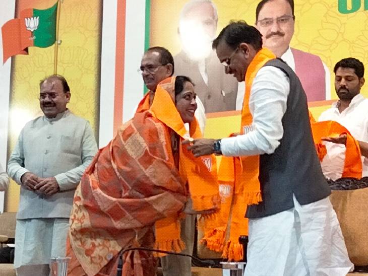 छाया मोरे को बीजेपी अध्यक्ष वीडी शर्मा ने पार्टी की सदस्यता दिलाई। छाया मोरे कांग्रेस के टिकट पर खंडवा की पंधाना सीट से विधानसभा चुनाव लड़ चुकीं है।