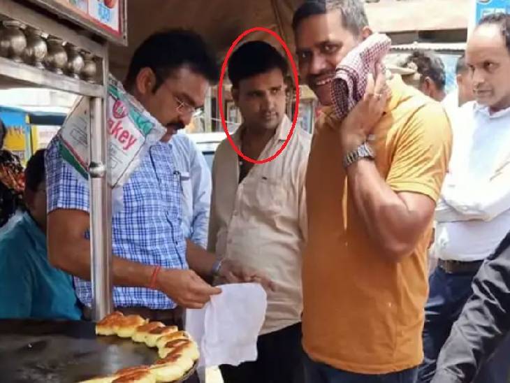 ये तस्वीर मई 2022 की है। रोजगार सहायक ने सरपंच के भाई से दो लाख से ज्यादा रिश्वत मांगी थी। लोकायुक्त की टीम ने उसे वहीं रंगेहाथ पकड़ लिया था। (लाल घेरे में आरोपी रोजगार सहायक)