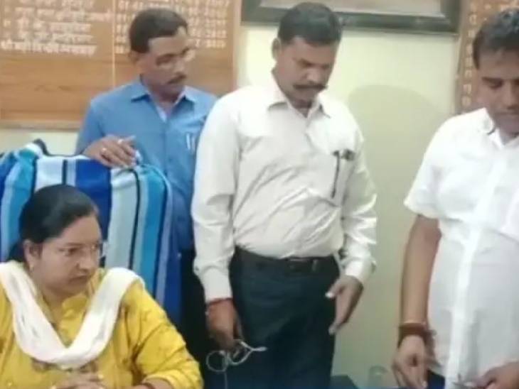 ये तस्वीर अगस्त 2022 की है। टीकमगढ़ जिला कोषालय की अधिकारी विभूति अग्रवाल को रिटायर्ड सीएमएचओ से 10 हजार की रिश्वत लेते हुए लोकायुक्त की टीम ने पकड़ा था।