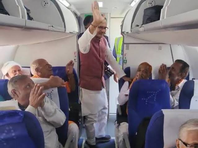 फोटो 21 मई, 2023 की है, जब 32 तीर्थ यात्री भोपाल से प्रयागराज गए थे। मध्यप्रदेश के मुख्यमंत्री शिवराज सिंह चौहान ने सभी यात्रियों को विदा किया था।