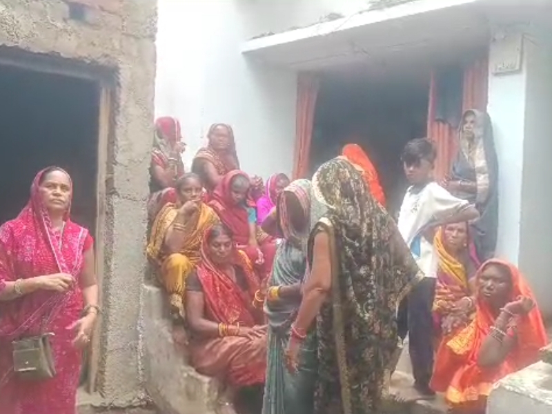 परिजन ने मामले को दबाने का आरोप पुलिस पर लगाया है।