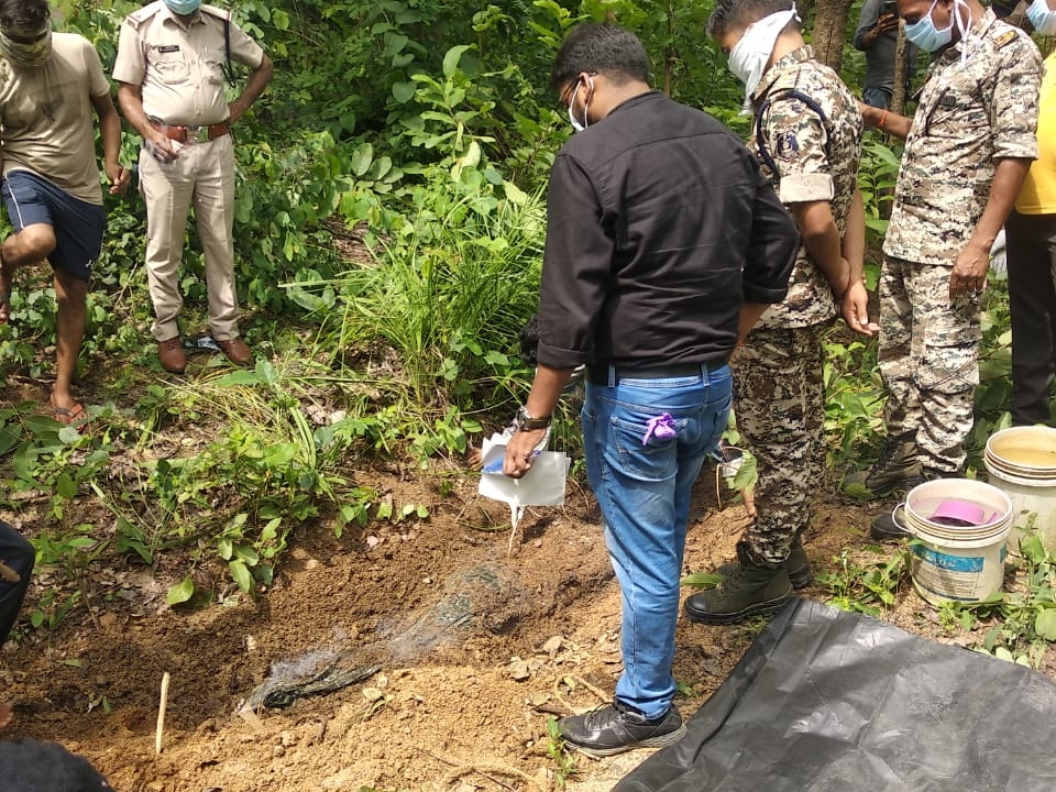 जंगल में दफन लाश को पुलिस ने फॉरेंसिक एक्सपर्ट और डॉक्टर्स की मौजूदगी में निकाला।