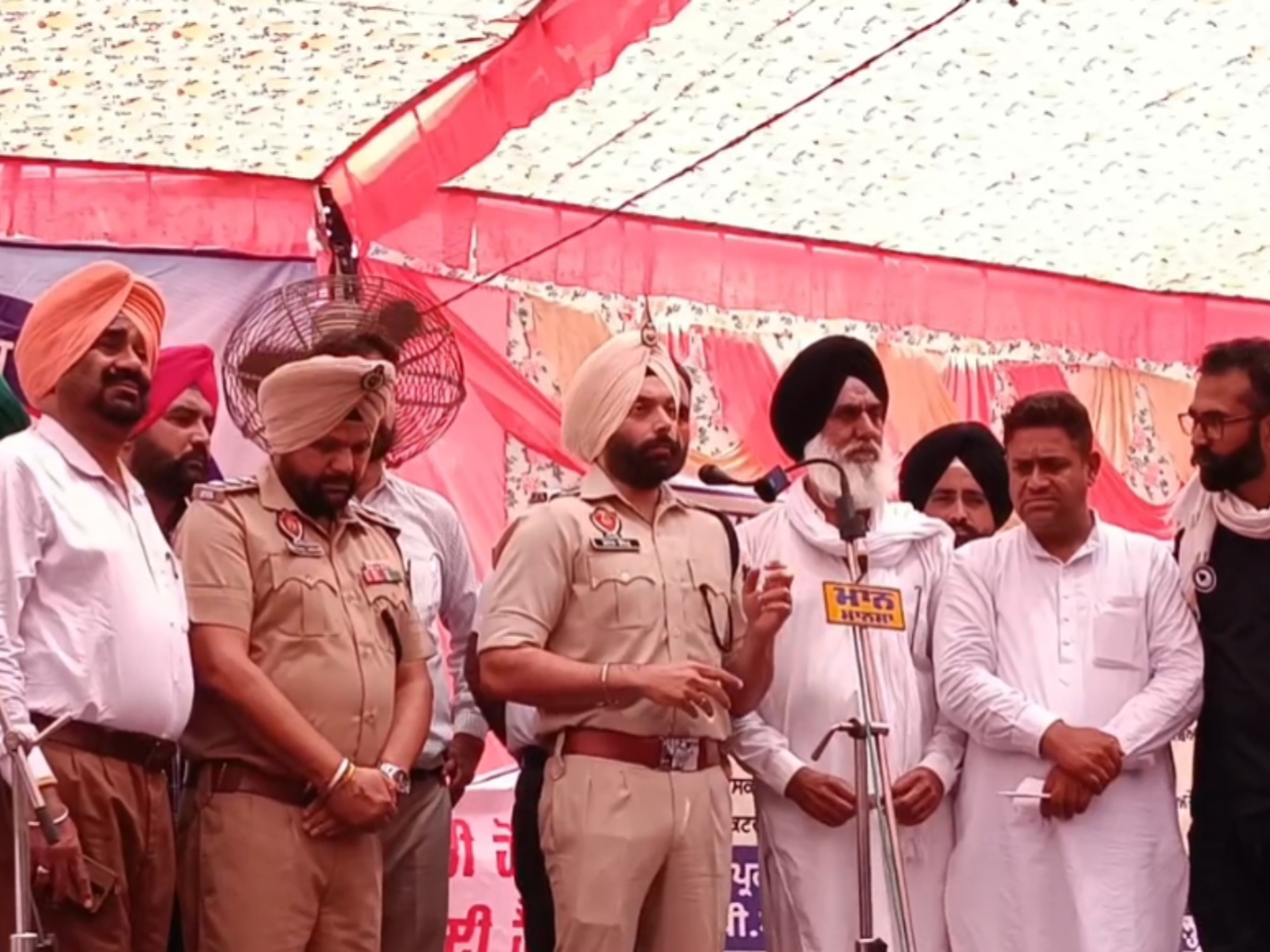 युवक की गिरफ्तारी को लेकर प्रदर्शन: किसान नेताओं ने पुलिस पर लगाए गंभीर आरोपी 2 धरना स्थल पर पहुंचे एसएसपी डॉ. नानक सिंह लोगों को आश्वासन देते हुए।