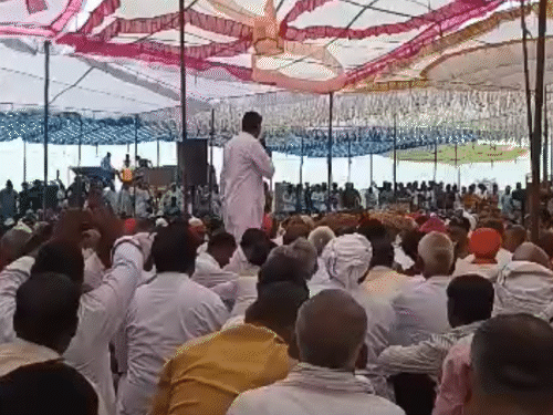 तस्वीर पलवल में हुई हिंदू महापंचायत की है।