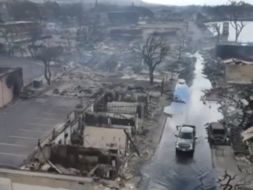 एरियल व्यू में माउई शहर में फैली आग के बाद खाक हुई बस्तियों को देखा जा सकता है। (क्रेडिट- BBC)