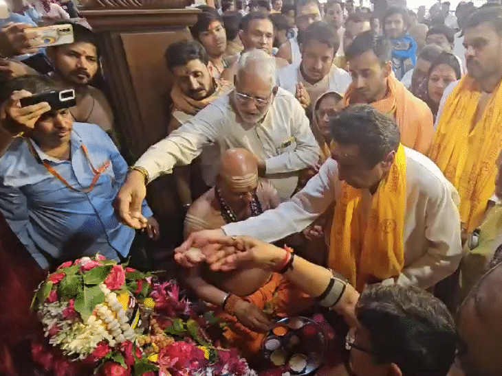 मध्यप्रदेश कांग्रेस के अध्यक्ष कमलनाथ ने पालकी और महाकाल के मुखारविंद भगवान चंद्रमौलेश्वर का पूजन किया।