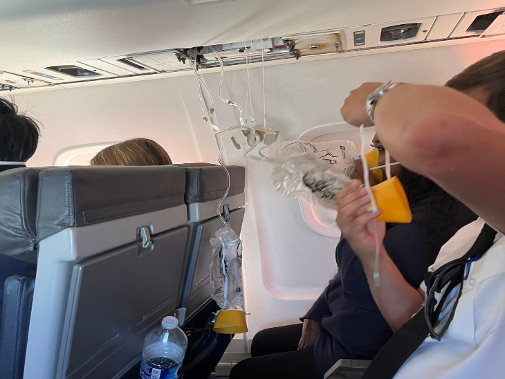 यात्रियों को कम दबाव बनने की वजह से ऑक्सीजन मास्क लगाना पड़ा।