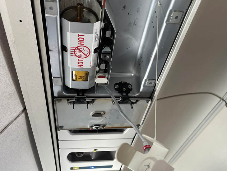 तेजी से नीचे आने से तेज आवाज हुई। कुछ हिस्सा खुल गया।