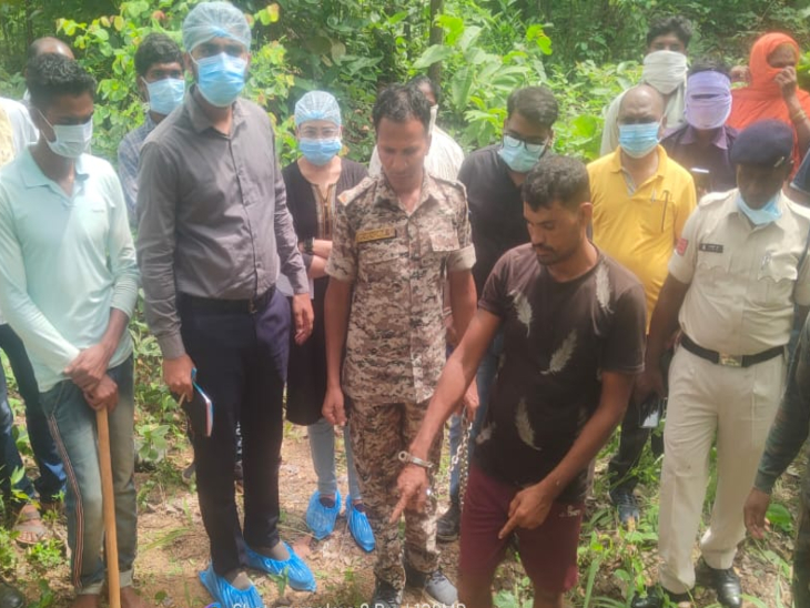 आरोपी को जंगल लेकर पहुंची पुलिस को उसने बताया कि कहां लाश को दफनाया गया था, जगह की पहचान कर दफन लाश को बाहर निकालते हुए।