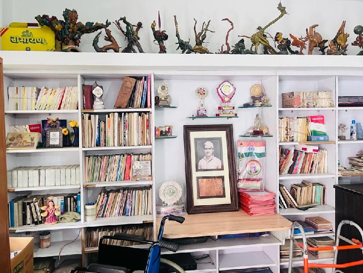 नत्थूसिंह द्वारा लिखित पुस्तकों का उनके घर में संग्रह है।