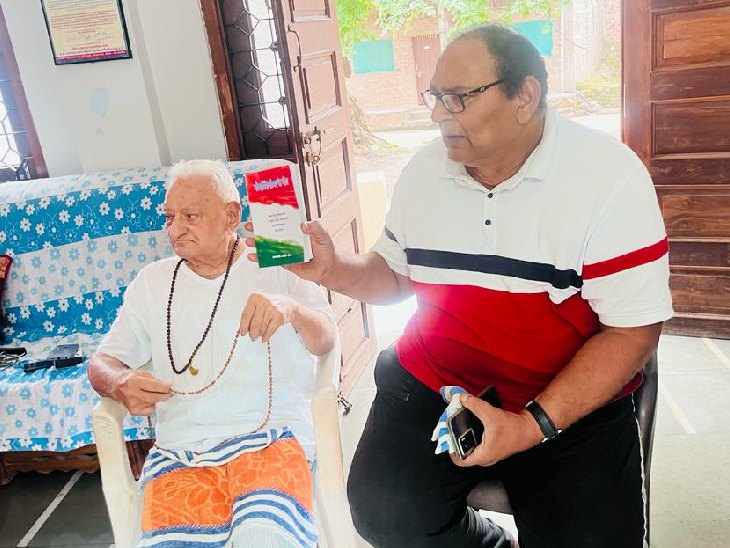 नत्थू सिंह उर्फ (नरेन्द्र सिंह तोमर) के साथ उनके बेटे योगेंद्र सिंह।