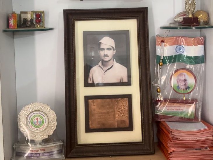 रजत जंयती के अवसर पर ताम्र पत्र से सम्मानित नरेन्द्र सिंह।