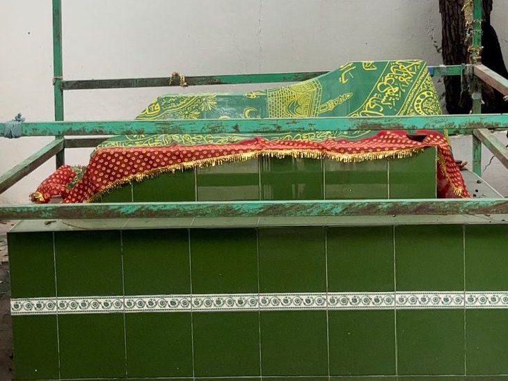 नरेंद्र तोमर के बेटे योगेंद्र सिंह बताते हैं कि वहां समय-समय पर इबादत की जाती है। घर में मंदिर में जिस तरह से पूजा की जाती है, ठीक उसी तरह दरगाह में भी अगरबत्ती लगाते हैं। हमारे लिए देश ही पूजा है। आजादी की लड़ाई मे हिंदू, मुस्लिम, सिख, ईसाई सभी का बराबर का योगदान था और आज यह आजादी भी सभी के लिए बराबर हैं।