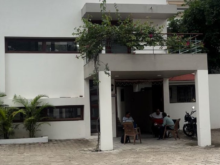 कम्पेल का पास पिवड़ाय गांव पर नत्थू सिंह का घर।