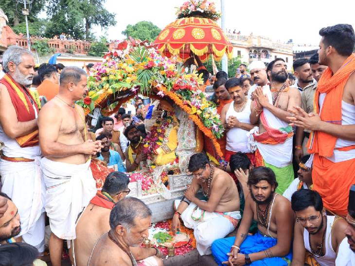 महाकाल की सवारी शिप्रा के तट पर पहुंची। जहां भगवान महाकाल का शिप्रा के जल से अभिषेक किया गया। इस दौरान हजारों की संख्या में श्रद्धालु मौजूद रहे।