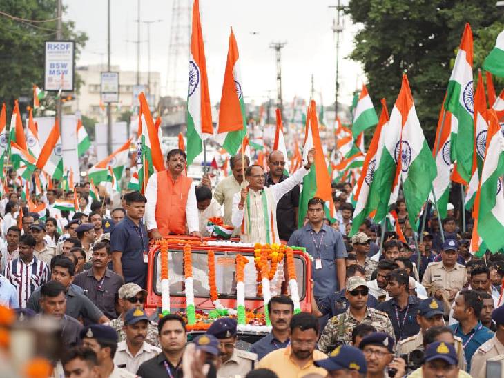 विलीनीकरण शहीद स्मृति द्वार से तिरंगा यात्रा शुरू हुई। जिसमें मुख्यमंत्री चौहान शामिल हुए।